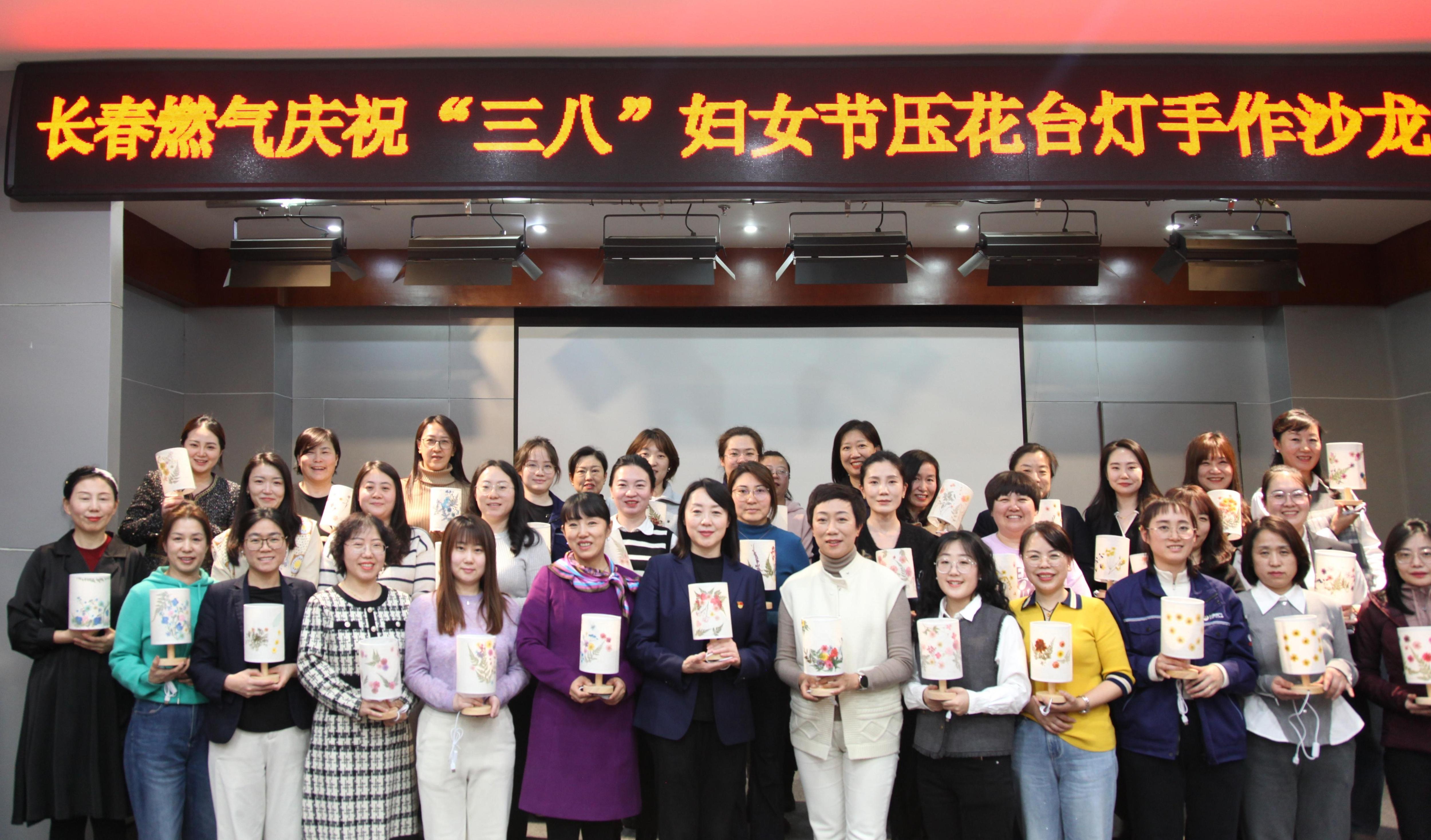 1750647808716992.jpg 10.Ůְ¹¤ÃǺÏÓ°ÁôÄî.JPG