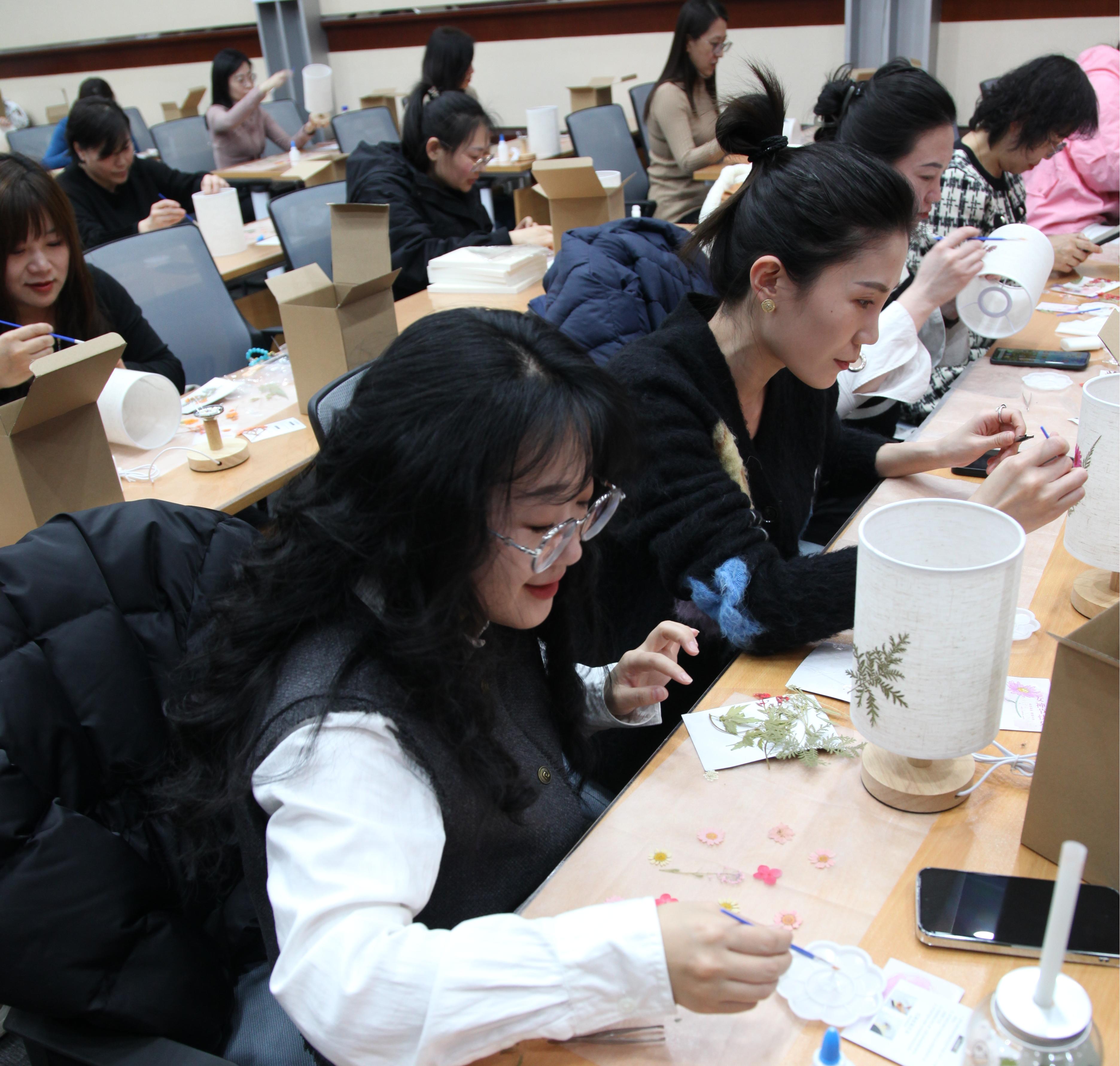 1750647816188796.jpg 6.Ůְ¹¤ÖÆ×÷ѹ»¨Ì¨µÆÖÐ.JPG